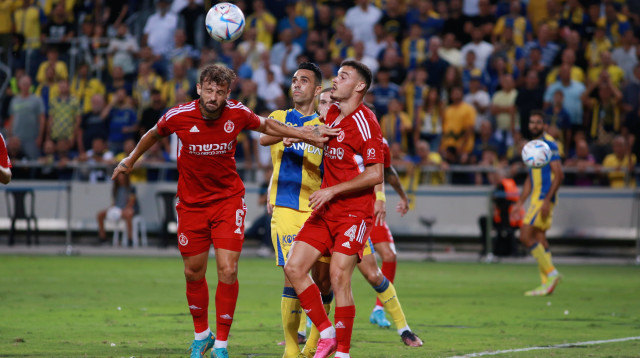 שחקני הפועל תל אביב אדי גוטליב, סתיו למקין מול ערן זהבי, שחקן מכבי תל אביב (צילום: קובי אליהו)