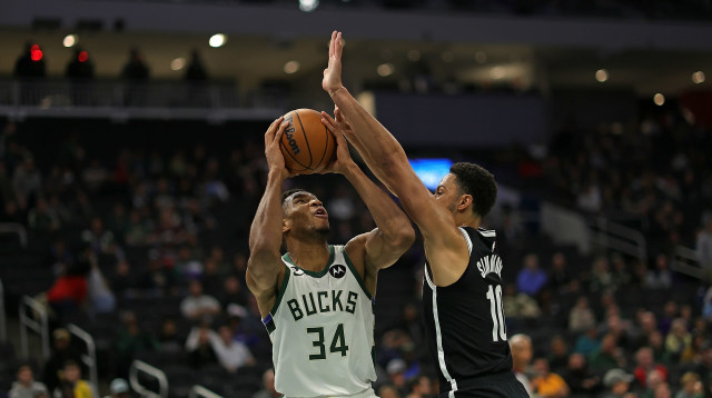לא פשוט. יאניס מול סימונס (צילום: GettyImages, Stacy Revere)