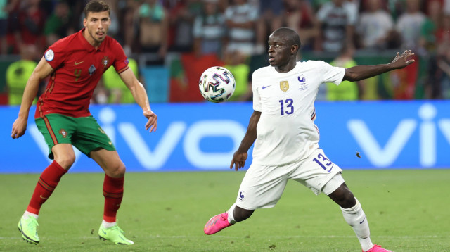 שחקן נבחרת צרפת אנגולו קאנטה מול שחקן נבחרת פורטוגל רובן נבס (צילום: רויטרס)