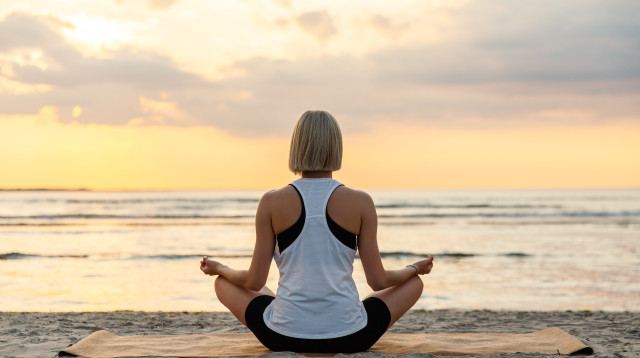 אישה מתרגלת מדיטציה (צילום: אינגאימג')