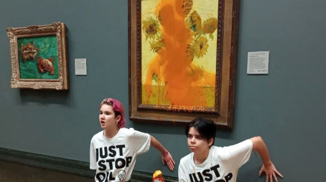 מפגינות האקלים ליד ציור החמניות של ואן גוך שהשחיתו (צילום: רויטרס)