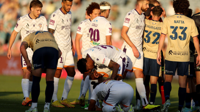 בן אז'ובל מקבל תדרוך מהשוער ליאם רדי במהלך המשחק (צילום: GettyImages, Scott Gardiner)