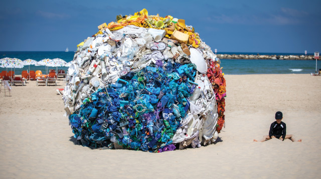 כדור הים הענק שהורכב מפסולת שנאספה בחופים (צילום: אריק סולטן)