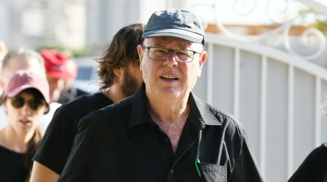 אבי מלר במהלך הלוותיו של מודי בר און. בית העלמין 
גני אסתר בראשל"צ 31 במאי 2022 (צילום: ראובן קסטרו)