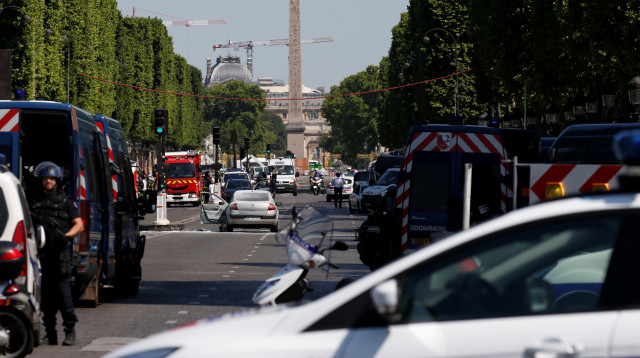 ניידת משטרה בפריז (צילום: רויטרס)
