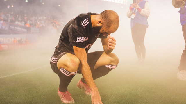 גונסאלו היגואין פורש בדמעות מכדורגל, אחרי משחקו האחרון בקריירה במדי אינטר מיאמי (צילום: אתר רשמי, InterMiamiCF)