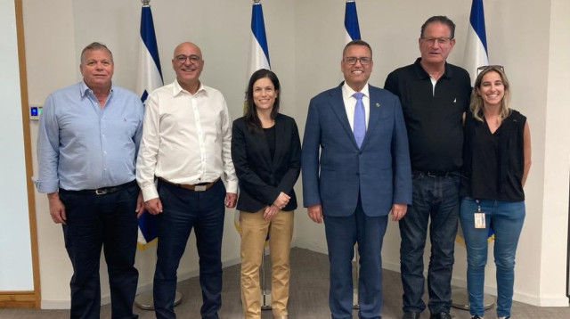 ראש עיריית ירושלים משה לאון וראשי התאחדות הטקוואנדו (צילום: יחצ)