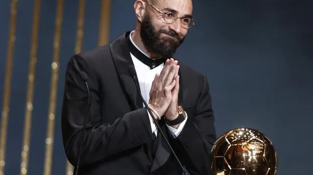 קארים בנזמה עם כדור הזהב (צילום: רויטרס)