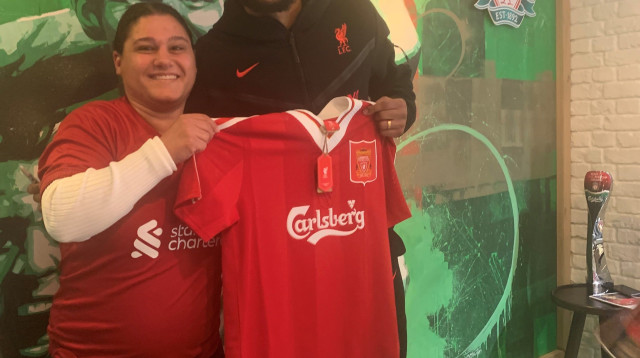 להרגיש את אנפילד מקרוב. אורטל מרציאנו עם ג'ו גומז (צילום: באדיבות המצולם)