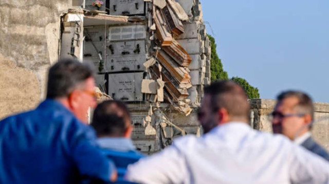 הקברים נותרו תלויים באוויר, נאפולי, איטליה (צילום: רשתות חברתיות, שימוש לפי סעיף 27 א')