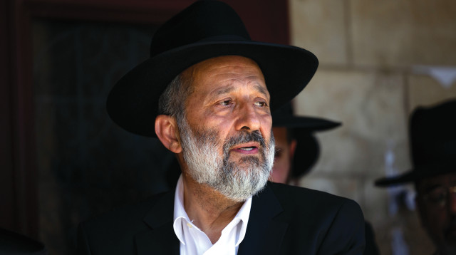 דרעי בהלוויתו של הרב שלום כהן- יונתן זינדל פלאש 90 (צילום: יונתן זינדל פלאש 90)