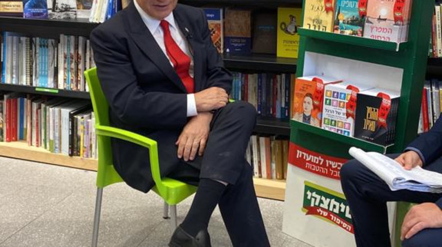 בנימין נתניהו בסניף סטימצקי (צילום: ללא קרדיט)