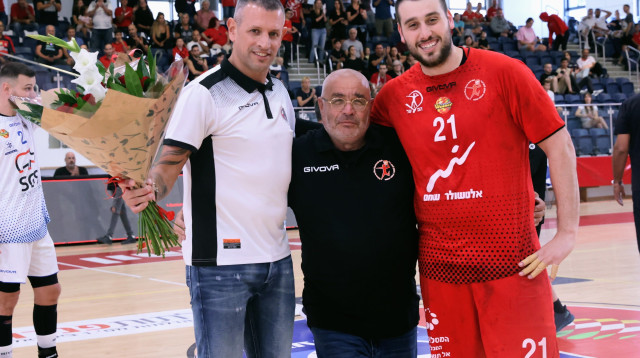 לא מחזה רגיל. עידן מימון נגד הפועל ראשון לציון (צילום: אתר רשמי, הדר ואן קולא, איגוד הכדוריד)