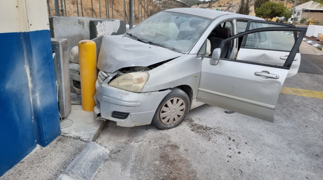 הרכב הפלסטיני שהתנגש במעבר ריחן (צילום: רשות המעברים במשרד הביטחון)