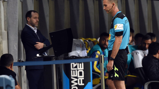 זיו אדלר שופט כדורגל (צילום: ברני ארדוב)