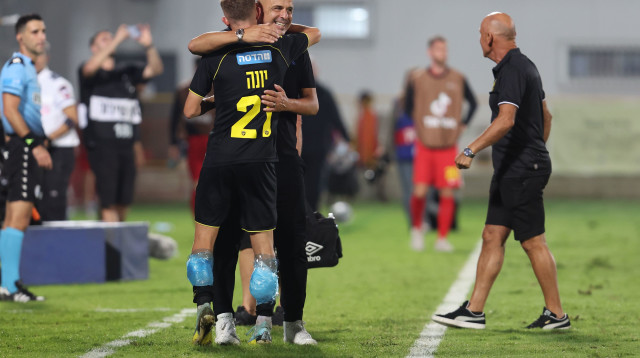 מאמן בית"ר ירושלים, יוסי אבוקסיס, עם עדי יונה (צילום: לירון מולדובן)