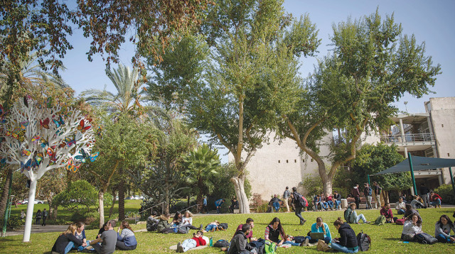 סטודנטים בקמפוס רחובות של האוניברסיטה העברית (צילום: מרים אלסטר, פלאש 90)