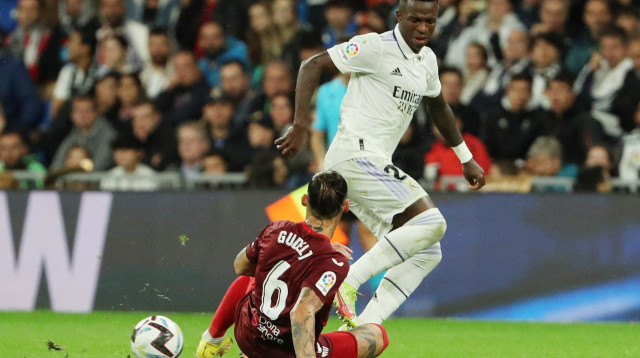 שחקן ריאל מדריד ויניסיוס ג'וניור לצד שחקן סביליה נמניה גודל (צילום: רויטרס)