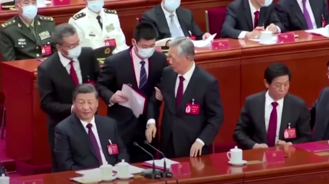 נשיא סין לשעבר בן ה-79 פונה מישיבת הקונגרס (צילום: מתוך יוטיוב)