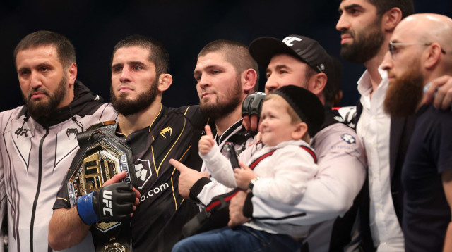 איסלם מחאצ'ב לצד חאביב נורמגומדוב והילד חוזבאללה אחרי הניצחון (צילום: רויטרס)