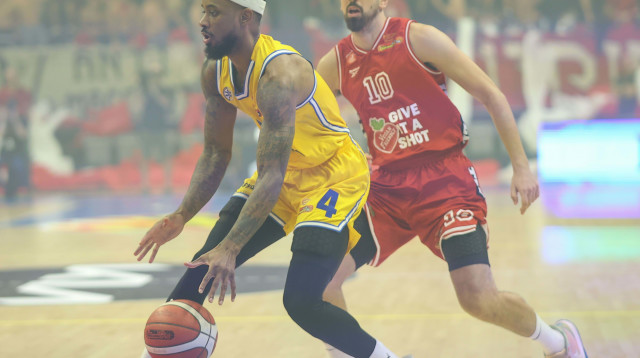 שחקן הפועל תל אביב, בר טימור, שומר על שחקן מכבי תל אביב, לורנזו בראון (צילום: דני מרון)