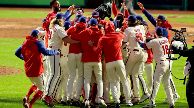 שמחים ומאושרים. הפיליז אחרי העלייה לוורלד סיריס (צילום: GettyImages, Michael Reaves)