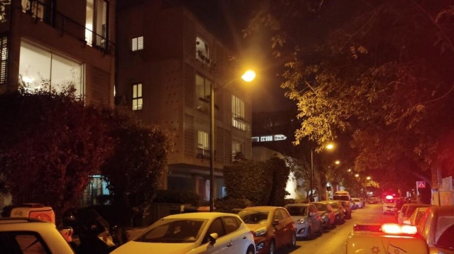 הבניין בתל אביב שממנו נפלה האישה (צילום: תיעוד מבצעי מד"א)