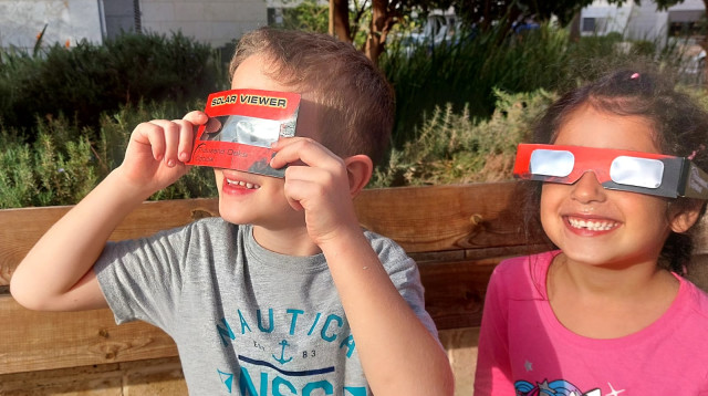 ילדים במצפה הכוכבים מתבוננים בליקוי החמה. "אווירת הפנינג" (צילום: שלום חנניה)