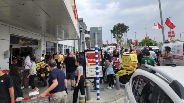 זירת תאונת הדרכים ביהוד (צילום: תיעוד מבצעי מד"א)