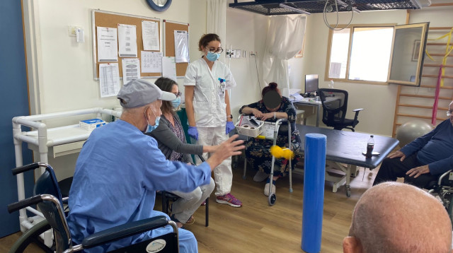 ריפוי בעיסוק, אילוסטרציה (למצולמים אין קשר לנאמר בכתבה) (צילום: דוברות מרכז רפואי מדיקל קר בת ים)