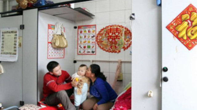 המשפחה שגרה בשירותים ציבוריים בעיר הגדולה של סין (צילום: מתוך פייסבוק)