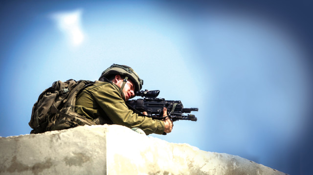 חייל צה"ל בפעילות בשכם (צילום: נאסר אישתיה, פלאש 90)