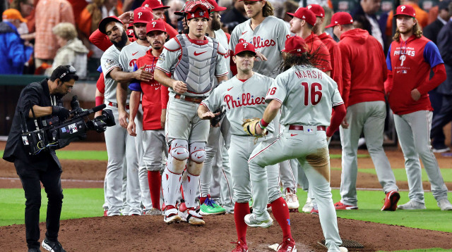 שחקני פילדלפיה פיליז חוגגים (צילום: GettyImages, Bob Levey)