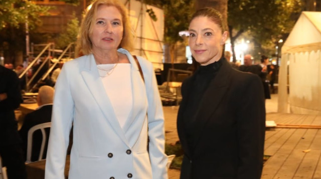 ציפי לבני ומרב מיכאלי בכיכר ציון בעצרת לזכר רצח רבין (צילום: רענן כהן)