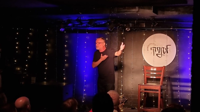 דב נבון במופע סטנד-אפ בלגנסקי (צילום: אייל זוהר)