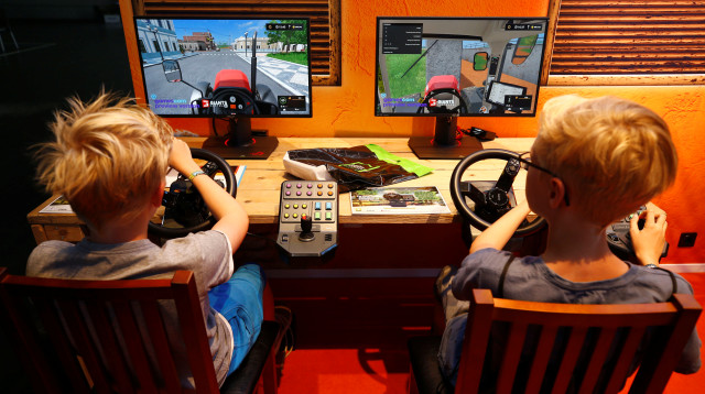 ילדים משחקים משחקי וידיאו, אילוסטרציה (צילום: REUTERS/Wolfgang Rattay)