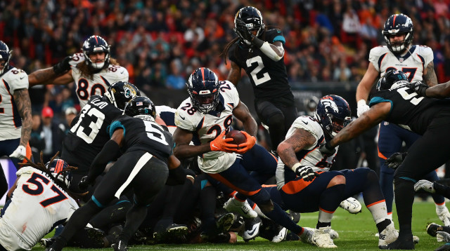 לטביוס מארי מדנבר פורץ את חומת הג'אגוארס, הברונקוס עם ניצחון ראשון אחרי ארבעה הפסדים (צילום: GettyImages, Dan Mullan)