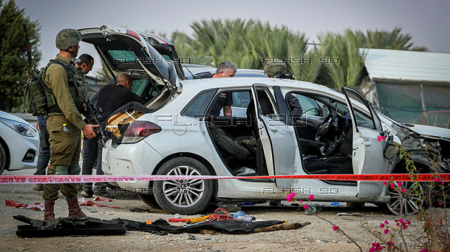 זירת פיגוע הדריסה בצומת אלמוג (צילום: ג'מאל עוואד, פלאש 90)