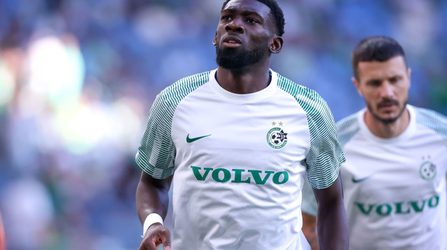 דילן בטובינסיקה שחקן מכבי חיפה בחימום (צילום: מאור אלקסלסי)