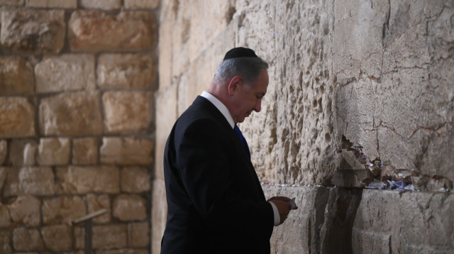 נתניהו ורעייתו שרה הערב בכותל. צילום  (צילום: אריה לייב אברמס)