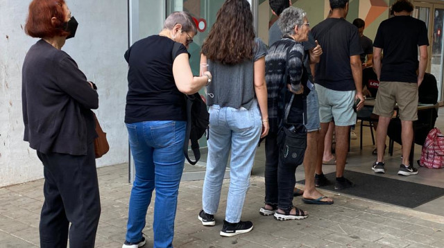 אנשים מחכים בתור לקלפי (צילום: אבשלום ששוני)