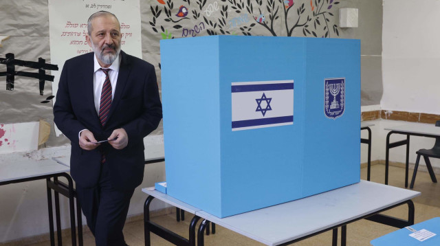 יו"ר ש"ס אריה דרעי מצביע לכנסת ה-25 (צילום: מרק ישראל סלם)