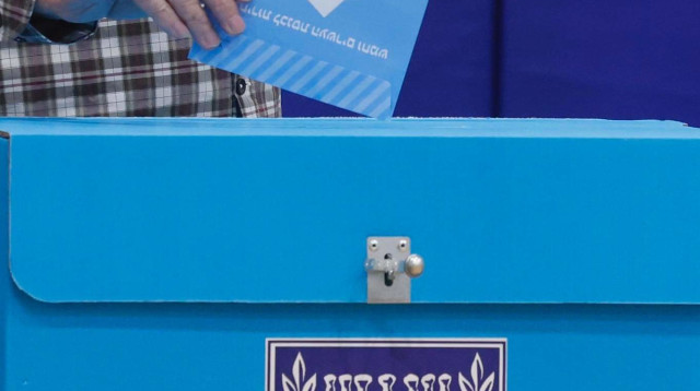 בחירות, אדם מצביע בקלפי (צילום: מארק ישראל סלם)