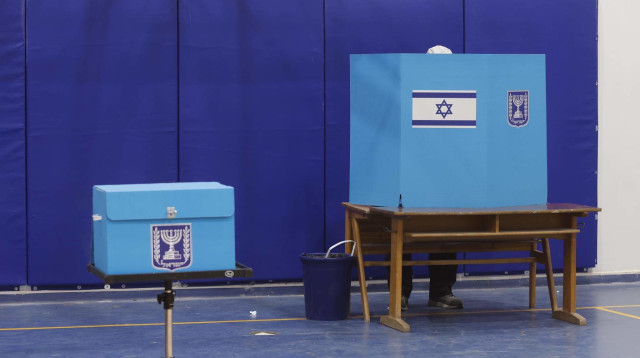 בחירות, אדם מצביע בקלפי (צילום: מארק ישראל סלם)