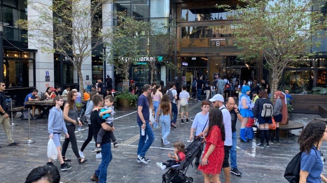 ישראלים בקניות ביום הבחירות (למצולמים אין קשר לנאמר בכתבה) (צילום: אבשלום ששוני)