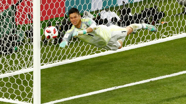 שוער נבחרת יפן אייג'י קוואשימה הודף (צילום: רויטרס)