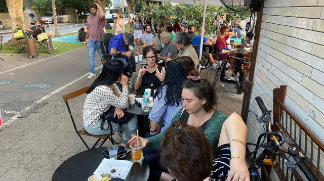 ישראלים מבלים ביום הבחירות (צילום: אבשלום ששוני)