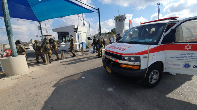 פיגוע הדריסה במחסום מכבים (צילום: דרור יפרח, תיעוד מבצעי מד"א)