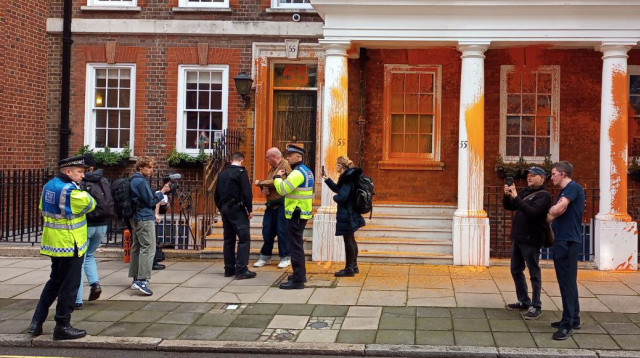 גרפיטי על מבני ציבור באנגליה (צילום:  Just Stop Oil)