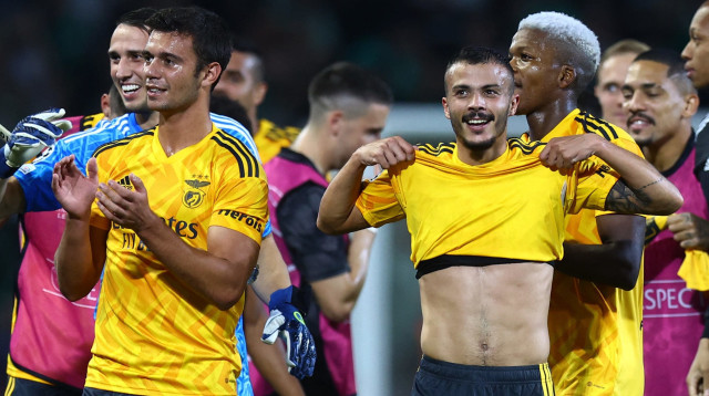 שחקני בנפיקה חוגגים בחיפה את ההעפלה לשמינית הגמר מהמקום הראשון בבית אחרי ה-1:6 על מכבי חיפה (צילום: רויטרס)